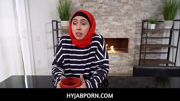 Färsk Arab MILF stepmom with hijab Lilly Hall deepthroats and fucks her stepson min tub