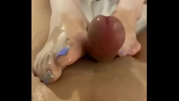 Fresh The queen trains the inch to stop the footjob and extract the sperm, the stockings JJ super cool footjob, after the footjob, I still don't let it go, continue the footjob and squeeze the sperm my Tube