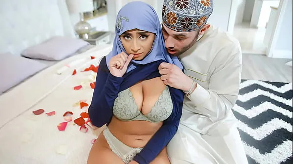 Čerstvé Arab Husband Trying to Impregnate His Hijab Wife - HijabLust mé trubici