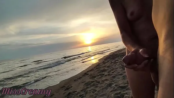 Färsk French Milf Blowjob Amateur on Nude Beach public to stranger with Cumshot 02 - MissCreamy min tub