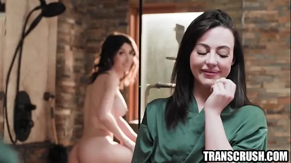 Vers Transsexual woman fucks girl in the shower mijn Tube