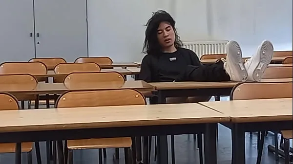 Frisk Oh my... This student wanks his dick at school mit rør