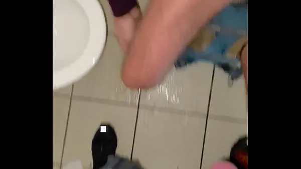 Frisk Amateur gay sucking cock in public toilet mit rør