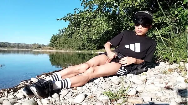 Friss Jon Arteen wanks outdoor on a pebbles beach, the sexy twink wearing short shorts cums on his thigh, and cumplay a csövem