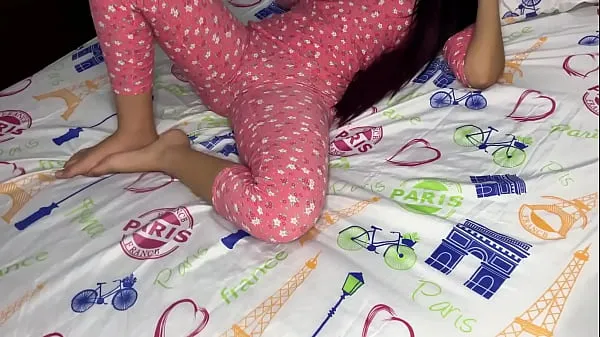 Sveže Beautiful Stepdaughter Looking Under the Bed Exposes her Big Ass to the View of her Perverted Stepfather moji cevi