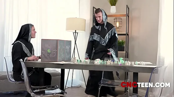 Färsk DND Cosplay Anal Freeuse Playing A Board Game min tub