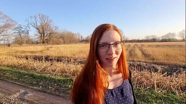 Čerstvé Redhead young woman undresses outside for the first time mojej trubice