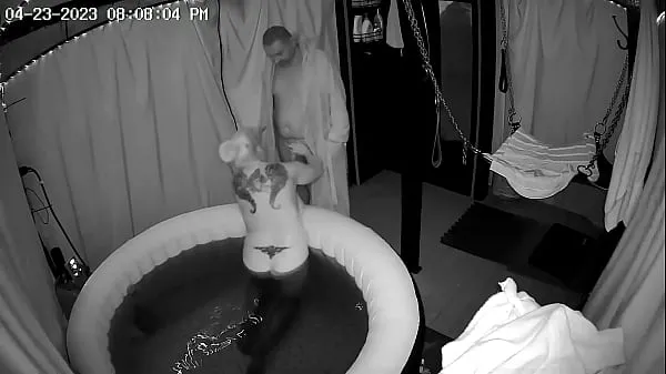 Färsk Wife swallows lover in the hot tub min tub