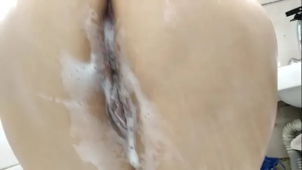 Tüpümün Charming mature Russian cocksucker takes a shower and her husband's sperm on her boobs taze