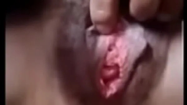 Frisk A beautiful girl with a horny pussy sticks a finger in her clit. Looking at it makes your cock feel really good mit rør