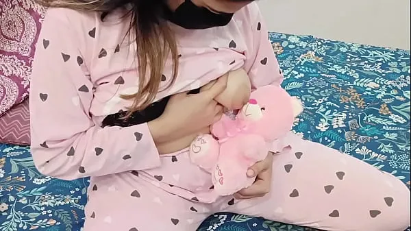 Čerstvé Desi Stepdaughter Playing With Her Favourite Toy Teddy Bear But Her Stepdad Looking To Fuck Her Pussy mé trubici