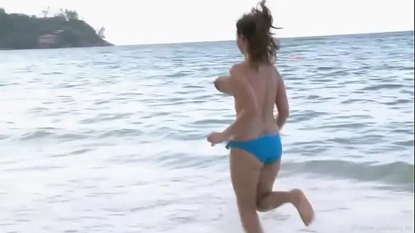 Tuore bouncing beach boobs tuubiani