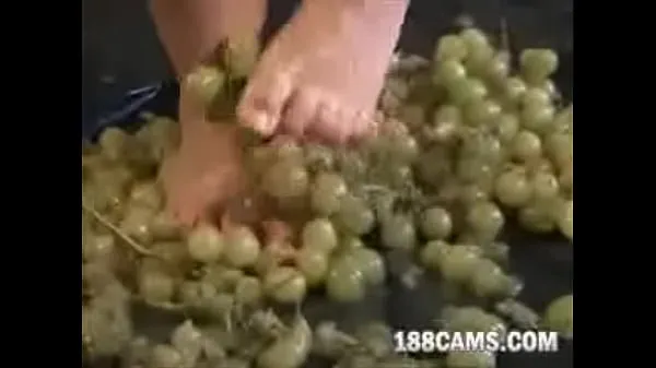 طازجة FF24 BBW crushes grapes part 2 أنبوبي
