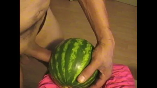 طازجة Masturbating with fruit أنبوبي