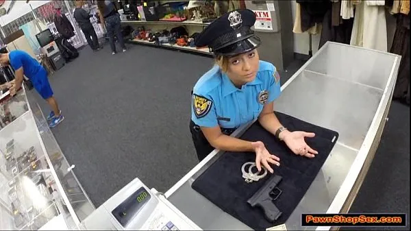 Segar Police officer pawns her gun and is fucked Tiub saya
